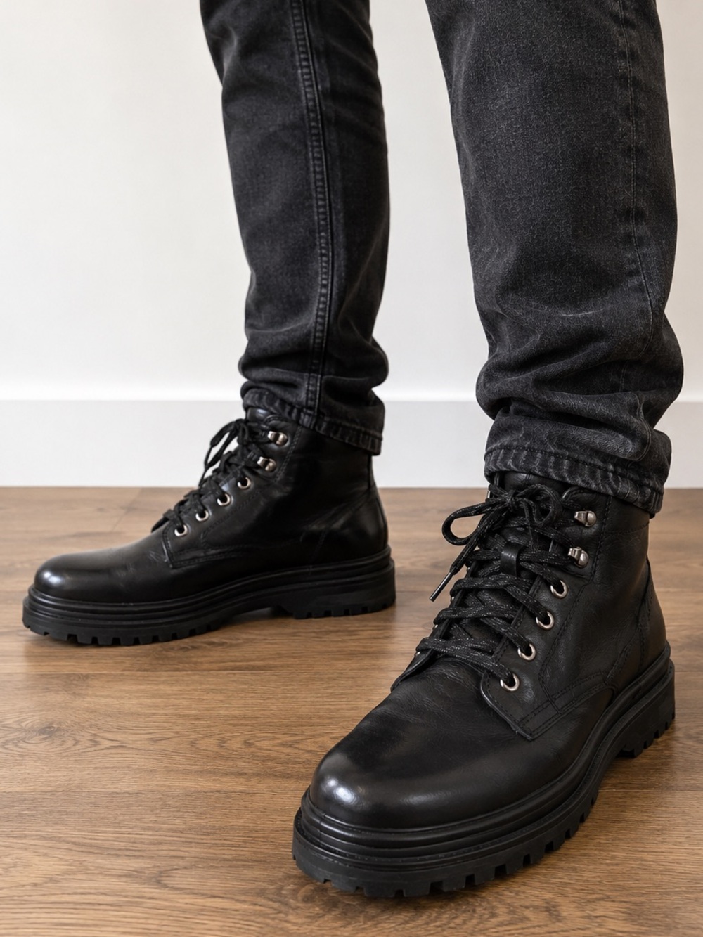 Kamik Men’s Size 8 Black Lace-Up Winter Boots Rugged Lug Sole